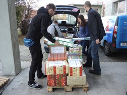 Wolontariusze "Szlachetnej Paczki" pakują do samochodów prezenty dla najbardziej potrzenujących rodzin