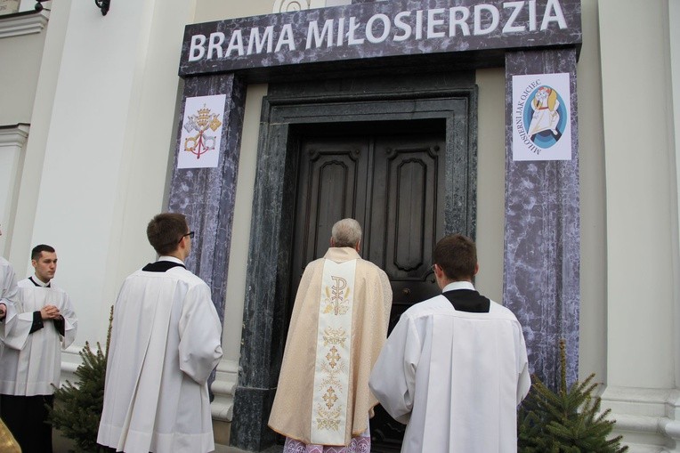 Drzwi Święte w sanktuarium Matki Bożej Tuchowskiej