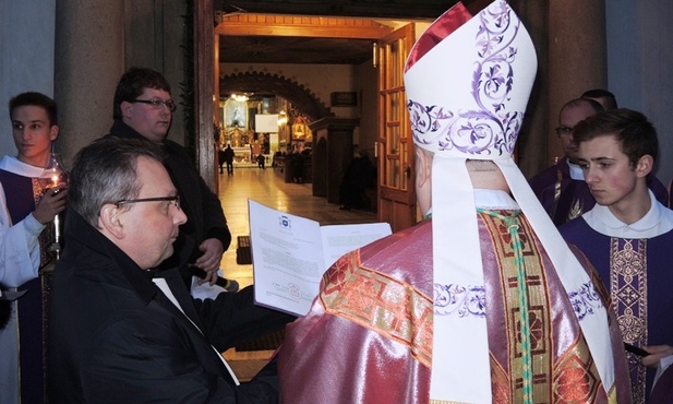 Bp Piotr Greger otwrzył Bramę Miłosierdzia w Żywcu