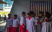 Za chwilę rozpocznie się procesja wokół kościoła. Poprowadzi ją wspólnota katolików z Filipin. Ministranci już prawie gotowi… 