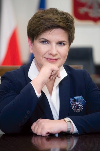 Beata Szydło jest premierem obecnego rządu stworzonego przez PiS. Jest też wiceprezesem tego ugrupowania. Przez 7 lat była burmistrzem gminy Brzeszcze. Przez trzy ostatnie kadencje Sejmu była posłem z ramienia PiS. Ma męża i dwóch synów, z których jeden studiuje w seminarium duchownym.