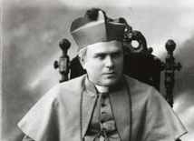 Sługa Boży abp Jan Cieplak, metropolita mohylewski,  był pierwszym biskupem  skazanym przez komunistów na karę śmierci. Jego proces beatyfikacyjny, ropoczęty  w Rzymie w 1952 roku,  nadal czeka na zakończenie 