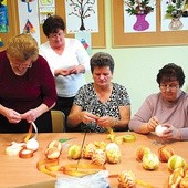 Trzeba poświęcić ponad godzinę na wykonanie jednej bombki