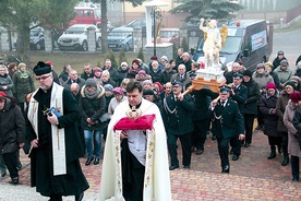  W Bednarach procesyjnie wniesiono do kościoła figurę Księcia Zastępów Niebieskich