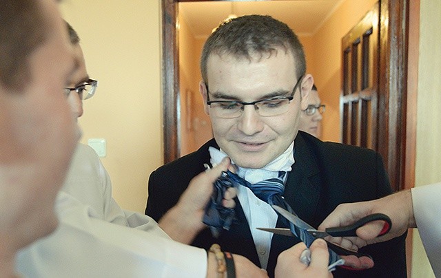 Zanim obłóczeni założą sutanny, starym seminaryjnym zwyczajem najstarsi klerycy obcinają im krawaty