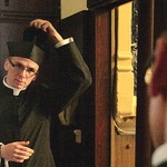  Ostatnie przymiarki przed lustrem Biskup na sutanny nałożył komże na znak odrodzenia do służby