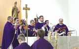  Eucharystii w asyście diakonów przewodniczył bp Jan Kopiec. Po prawej  ks. Marcin Królik, wikariusz generalny i kanclerz gliwickiej kurii, po lewej  ks. proboszcz Marek Góra 