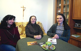  Bożena Dorosz, przewodnicząca Rady Dzielnicy Zandka, s. Ewa Połeć i s. Joanna Turos w domu karmelitanek misjonarek w Zabrzu