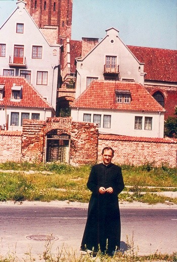  Ks. Mieczysław Józefczyk przed katedrą św. Mikołaja w Elblągu. Rok 1969