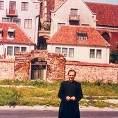  Ks. Mieczysław Józefczyk przed katedrą św. Mikołaja w Elblągu. Rok 1969