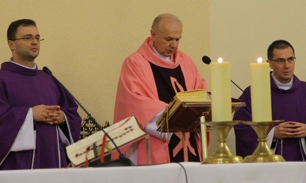 Eucharystii w seminaryjnej kaplicy przewodniczył ks. Stanisław Łabedowicz. Z prawej rekolekcjonista ks. Tomasz Barankiewicz SVD, z lewej ks. Wojciech Wojtyła 