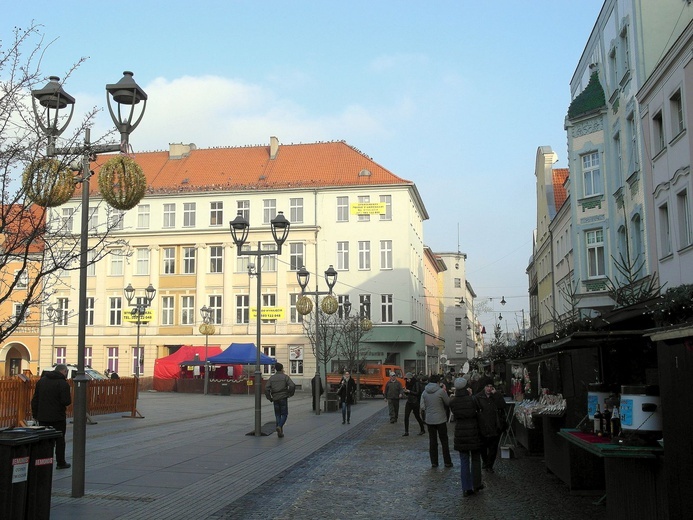 Szopka i jarmark świąteczny na rynku w Gliwicach