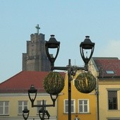 Szopka i jarmark świąteczny na rynku w Gliwicach