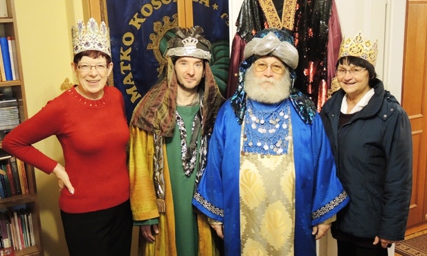Od lewej: Irena Olma, inicjatorka bielskiego orszaku, Jacek Borusiński, Wacław Sobieraj i królewska krawcowa - Jolanta Nikiel