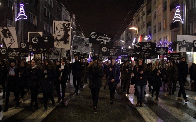 Maszerując ulicami Gdyni młodzież niosła tabliczki z imionami i nazwiskami zabitych w czasie masakry na Wybrzeżu