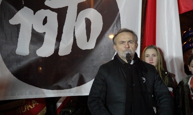Wojciech Szczurek, prezydent Gdyni w czasie przemówienia u stóp Pomnika Ofiar Grudnia '70 przy Urzędzie Miasta Gdyni