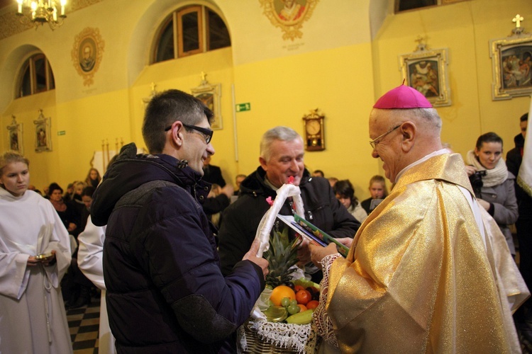 Wprowadzenie relikwii św. Jana Pawła II do kościoła w Mazewie