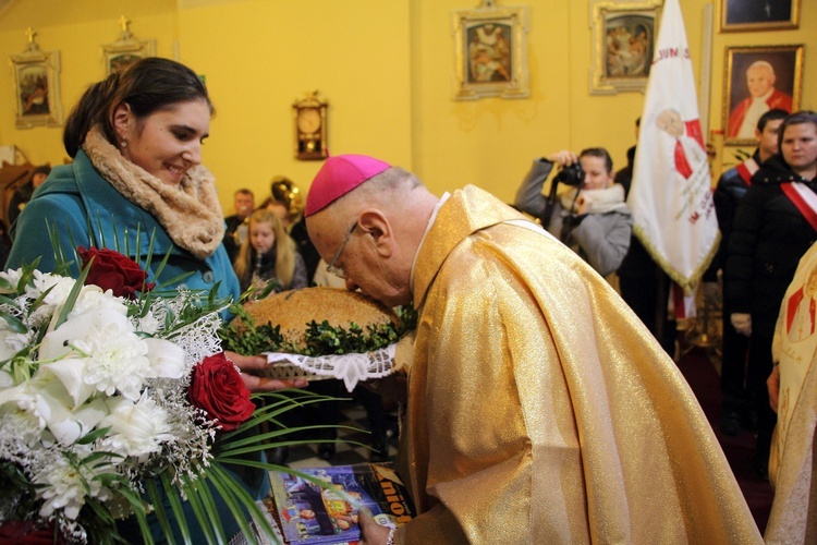 Wprowadzenie relikwii św. Jana Pawła II do kościoła w Mazewie