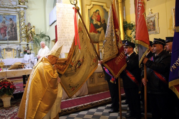 Wprowadzenie relikwii św. Jana Pawła II do kościoła w Mazewie