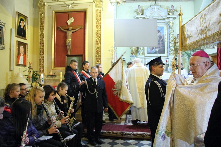 Wprowadzenie relikwii św. Jana Pawła II do kościoła w Mazewie