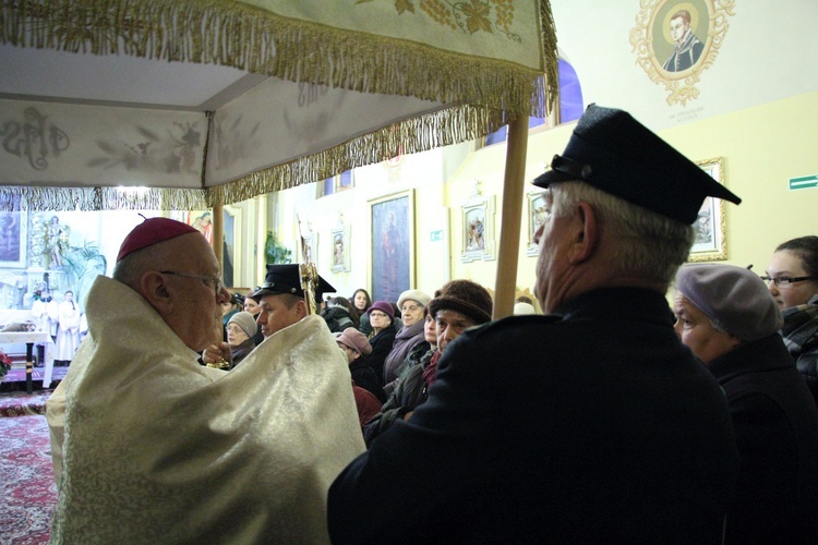 Wprowadzenie relikwii św. Jana Pawła II do kościoła w Mazewie