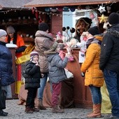 Święta coraz bliżej - przypominają o tym ustawione na Rynku stoiska