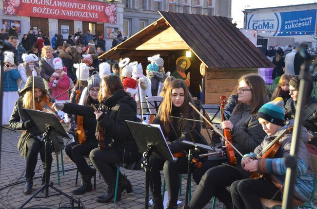 Świąteczne spotkanie na placu