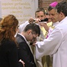 Bp Roman Pindel ochrzcił 26-letniego Kamila Łaciaka w poniedziałek 21 grudnia