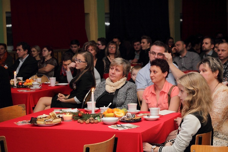 Spotkanie opłatkowe w katolickim liceum w Głownie