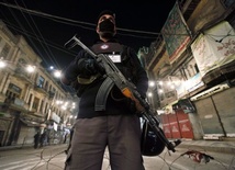 Uzbrojony policjan strzeże porządku na ulicy jednego z pakistańskich miast