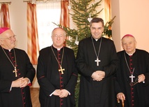 Biskup nominat Wojcieh Osial (drugi z prawej) z łowickimi biskupami