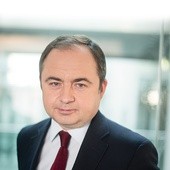 Konrad Szymański  – sekretarz stanu w MSZ, odpowiedzialny za politykę europejską. Prawnik i europoseł PiS w poprzedniej kadencji. Był uznany za jednego z najlepszych polskich posłów w Parlamencie Europejskim. 