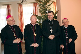  Biskup nominat Wojciech Osial w otoczeniu biskupów łowickich 