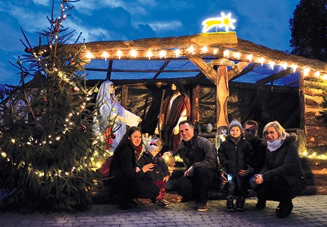 Dotknięcie zwierząt w żywej szopce oraz widok niemal naturalnej wielkości postaci św. Józefa, Maryi i Dzieciątka Jezus – to duże przeżycie  dla dzieci