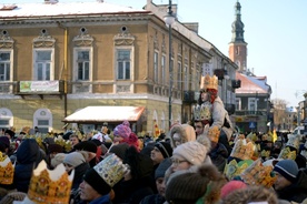 Za królami do szopki, gdzie uczestnicy kłaniają się nowo narodzonemu Zbawicielowi, idą tłumy