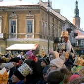 Za królami do szopki, gdzie uczestnicy kłaniają się nowo narodzonemu Zbawicielowi, idą tłumy