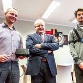 Piotr Wodarski i Andrzej Bieniek z prof. Markiem Gzikiem, dziekanem Wydziału Inżynierii Biomedycznej, prekursorem badań na Politechnice Śląskiej z wykorzystaniem wirtualnej rzeczywistości 