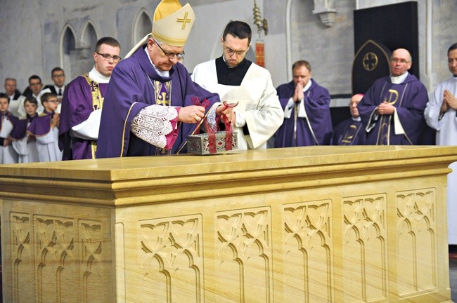 Bp Edward Dajczak złożył pod mensą nowego katedralnego ołtarza relikwie św. Wojciecha i św. Maksymiliana, patronów diecezji