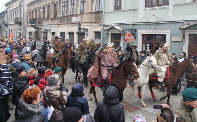 Orszak prowadzili Trzej Królowie, którzy jechali na koniach 