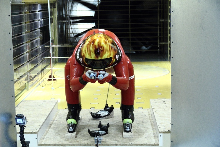 Jędrzej Dobrowolski w tunelu aerodynamicznym