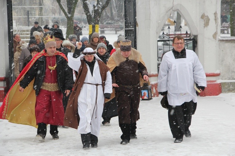 Na czele orszaku ks. Sławomir Skowronek i przedstawiciele Zespołu Teatralnego KSN AW