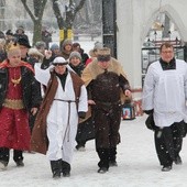 Na czele orszaku ks. Sławomir Skowronek i przedstawiciele Zespołu Teatralnego KSN AW