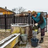 Bronisław Wajdzik jest zdania, że woda w jego studni jest lepsza od tej z wodociągu. I na dodatek zawsze dostępna. – Jak kiedyś wysiadł we wsi prąd i krany wyschły, to do mnie po wodę wszyscy przychodzili, nawet z plebanii – opowiada