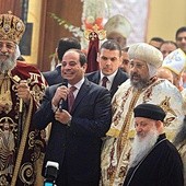  6.01.2016. Kair. Egipt. Zwierzchnik Kościoła koptyjskiego papież Tawadros II (po lewej) oraz prezydent Egiptu Abdel Fattah as-Sisi (drugi od lewej) w katedrze św. Marka. Prezydent odwiedził kościół z okazji wigilii Bożego Narodzenia. 