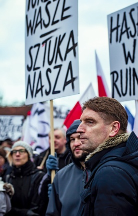 Tomasz Lis na marszu „Obywatele dla demokracji”, zorganizowanym 12 grudnia 2015 r. w Warszawie przez Komitet Obrony Demokracji  