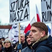 Tomasz Lis na marszu „Obywatele dla demokracji”, zorganizowanym 12 grudnia 2015 r. w Warszawie przez Komitet Obrony Demokracji  