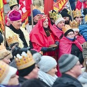 Pasterski kubrak na biskupiej sutannie – to także mała orszakowa tradycja w Świdnicy