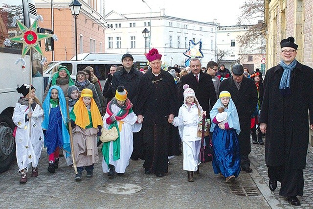 Zebranie zakończyło się przemarszem uczestników do pobliskiego kościoła na Eucharystię, której przewodniczył bp Ignacy Dec 