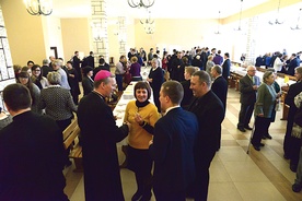  Po Eucharystii przyszedł czas na łamanie się opłatkiem i życzenia