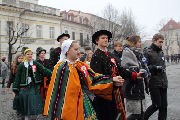 Wśród tańczących wyróżniała się młodzież ubrana w stroje łowickie